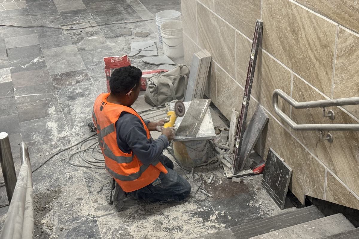 Trabajadores continúan laborando