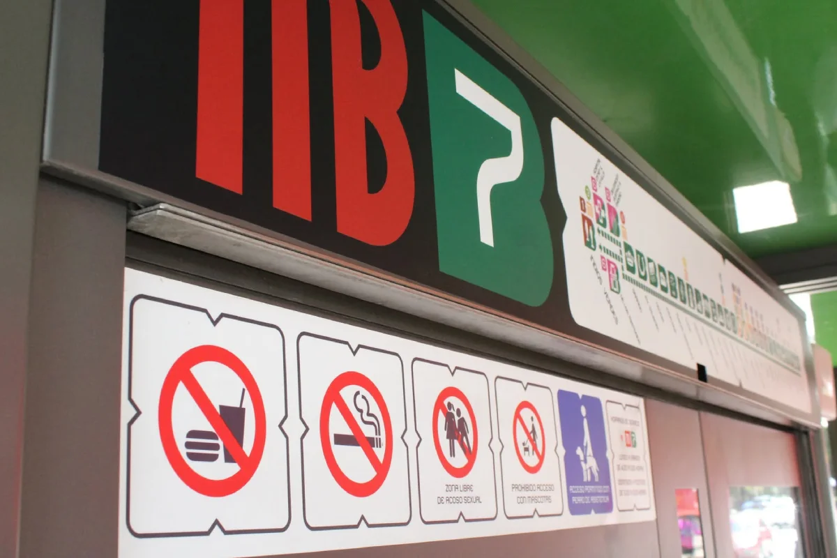 Señalamiento de actividades prohibidas al interior del Metrobús