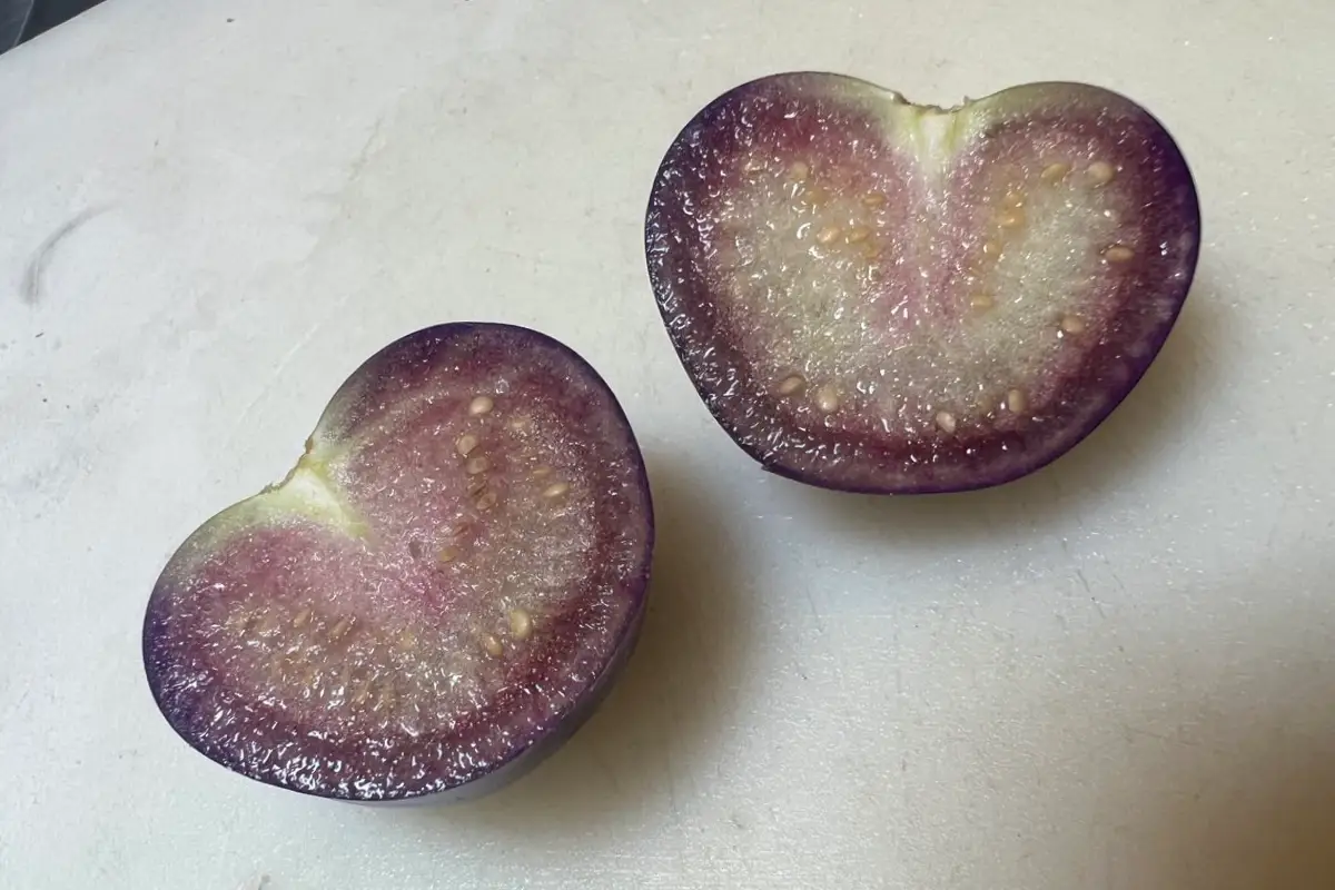 Interior de un miltomate partido a la mitas