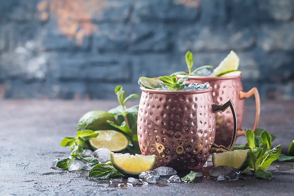 taza de cobre con bebida