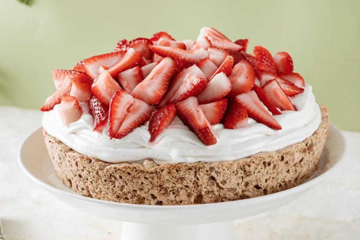 pastel de mostachón de fresa