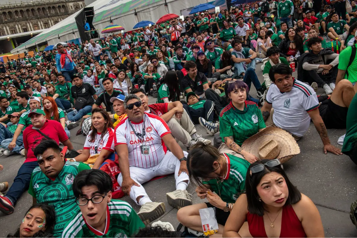 Aficionados abarrotan el Ángel de la Independencia a disfrutar del partido, mientras familiares de desaparecidos reclaman resultados