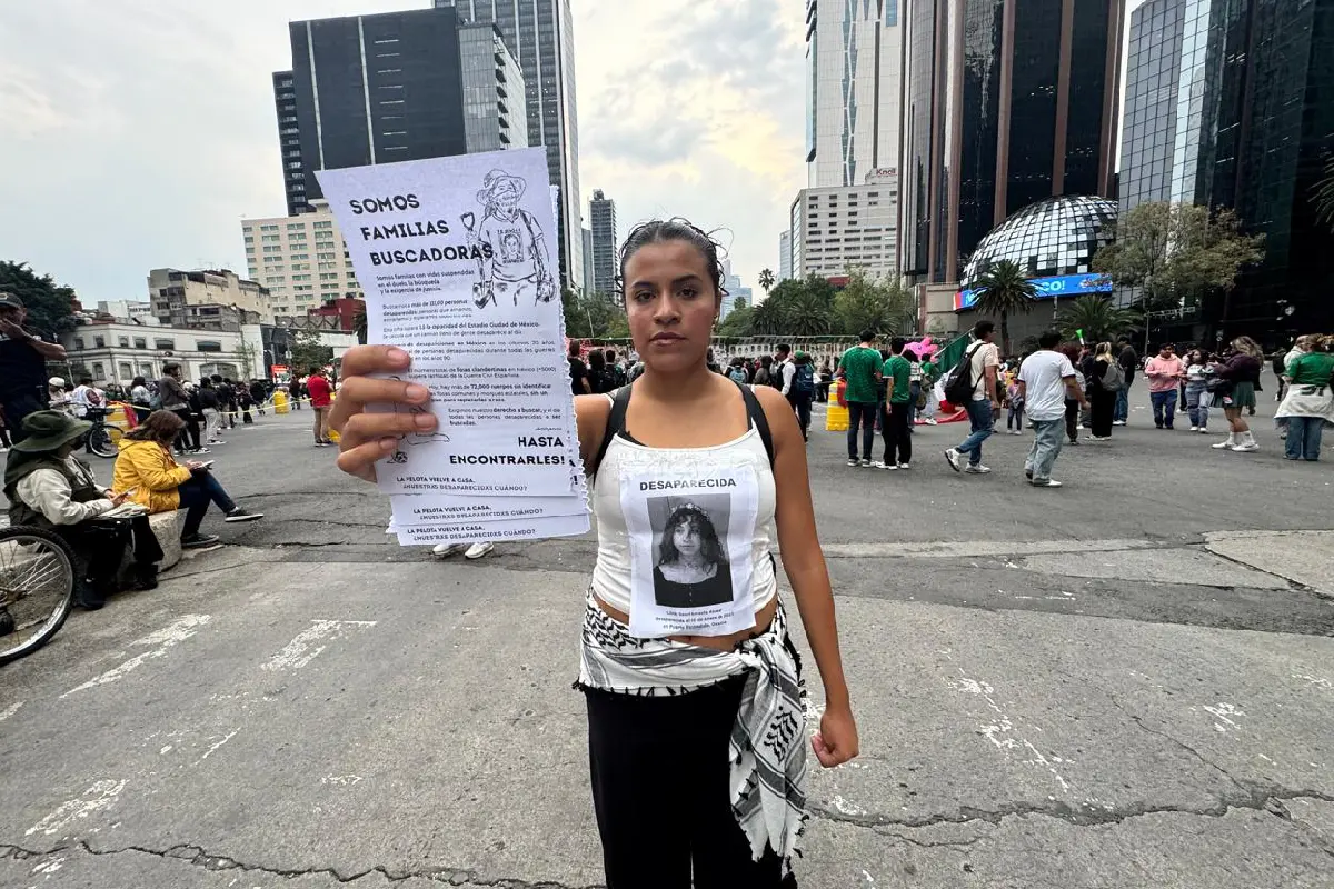 Aficionados abarrotan el Ángel de la Independencia a disfrutar del partido, mientras familiares de desaparecidos reclaman resultados