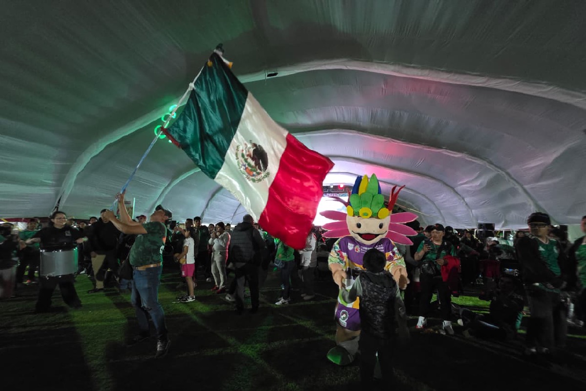 El Mundial 2026 en la Central de Abasto, con cornetas, matracas, aguilitas, manitas aplaudidoras, espuma
