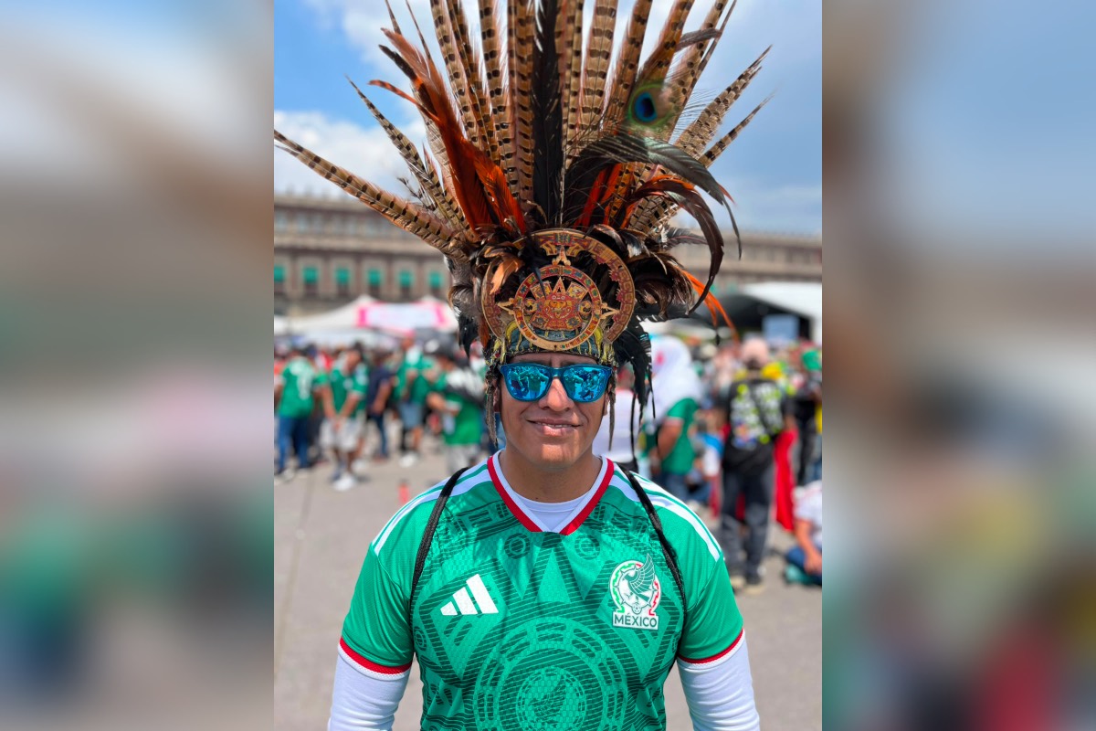 Entre la marea verde, un hombre caminaba con un penacho enorme.