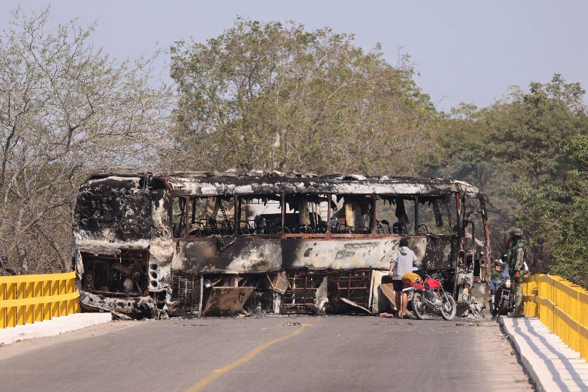 Decenas de autos y camiones fueron quemados en Jalisco tras conocerse la muerte de Rubén Oseguera “El Mencho”