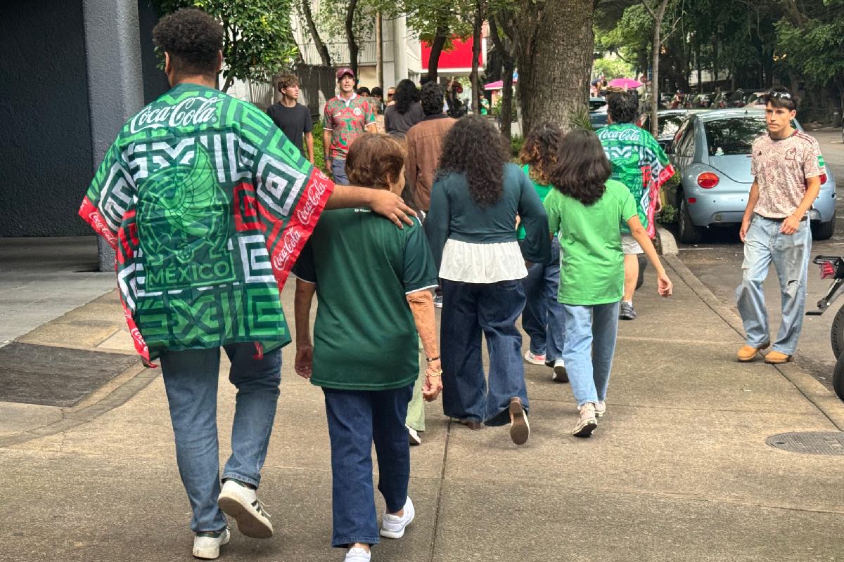 Una parte de México, feliz porque regresa el Mundial; otra espera que regresen sus hijos