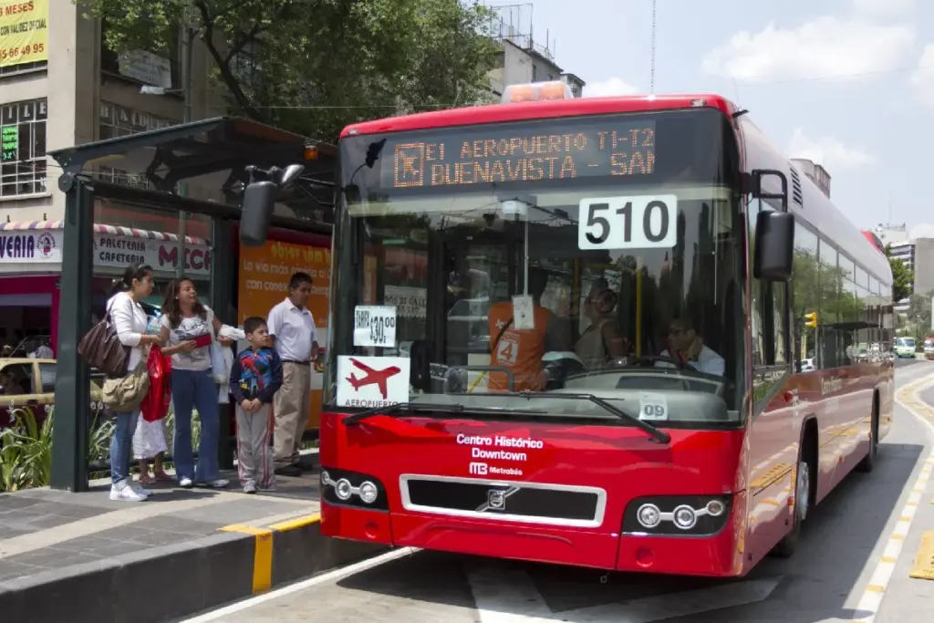 Metrobús de la ruta Aeropuerto con un avión en su parabrisas y un letrero de 30 pesos