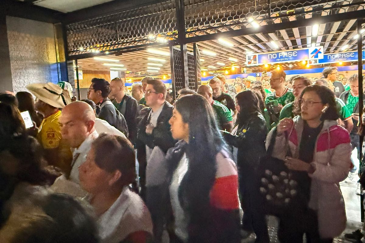 Uso del Tren Ligero, reservado exclusivamente para quienes tenían boleto para asistir al partido de México