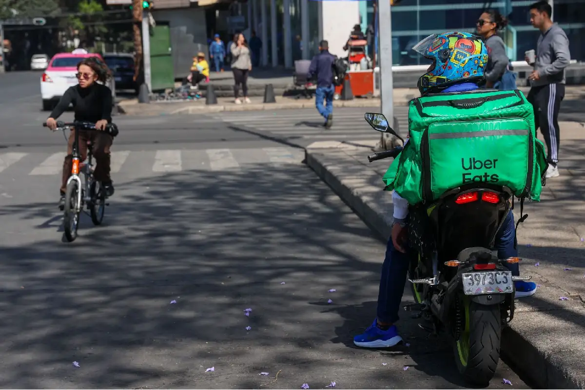 Operativos contra motociclistas en CDMX: Repartidores migrantes denuncian acoso del INM y la Policía