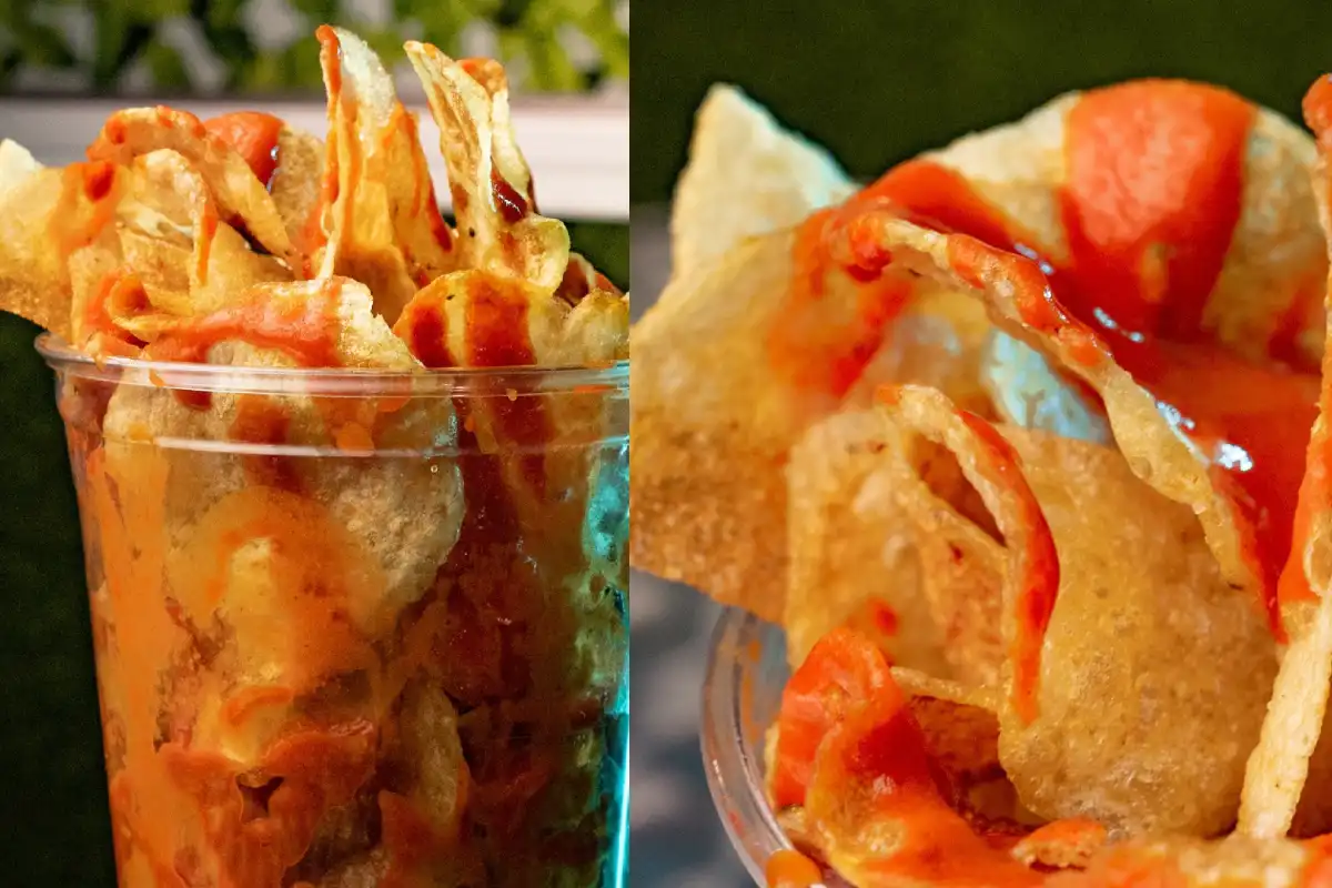 En un vaso transparente están servidas papas fritas con sal y abundante salsa