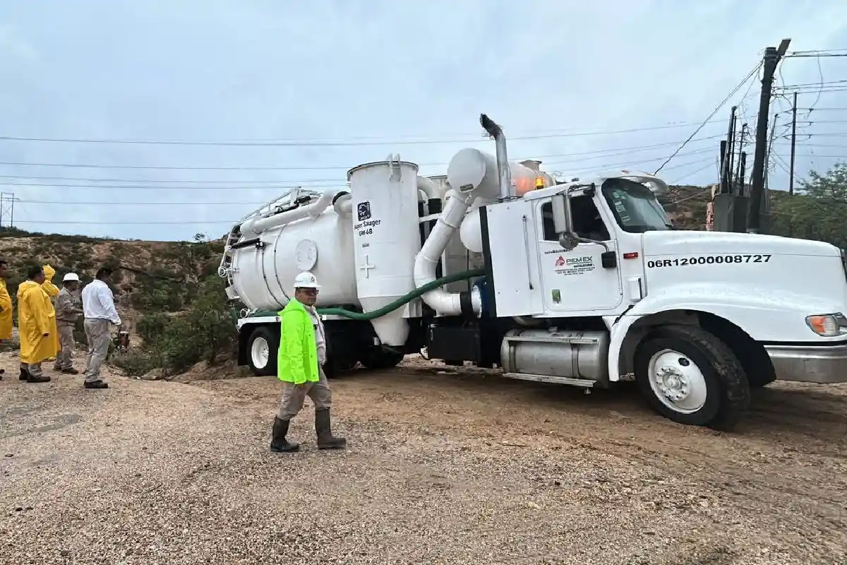 Pemex reporta reparación de fuga de combustóleo en Salina Cruz y atiende toma clandestina con fuga de gas en Puebla
