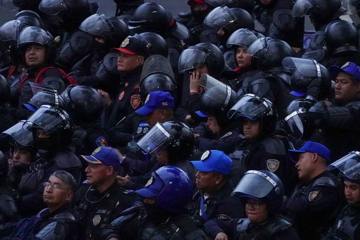 Policías agrupados