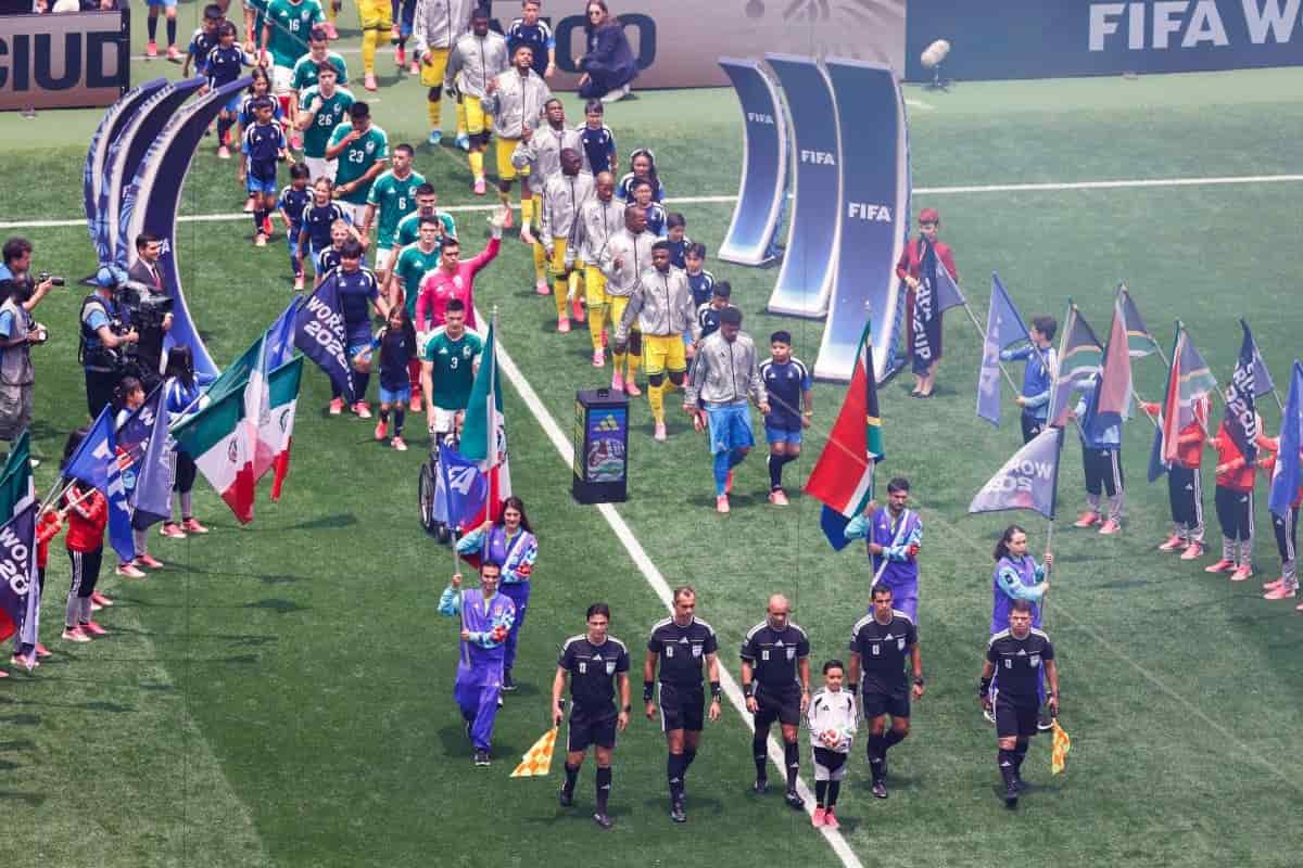 por que jugadores de futbol salen con niños a la cancha