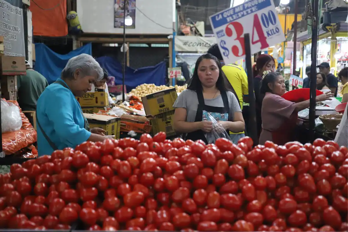 Puesto de jitomate al interior de un mercado