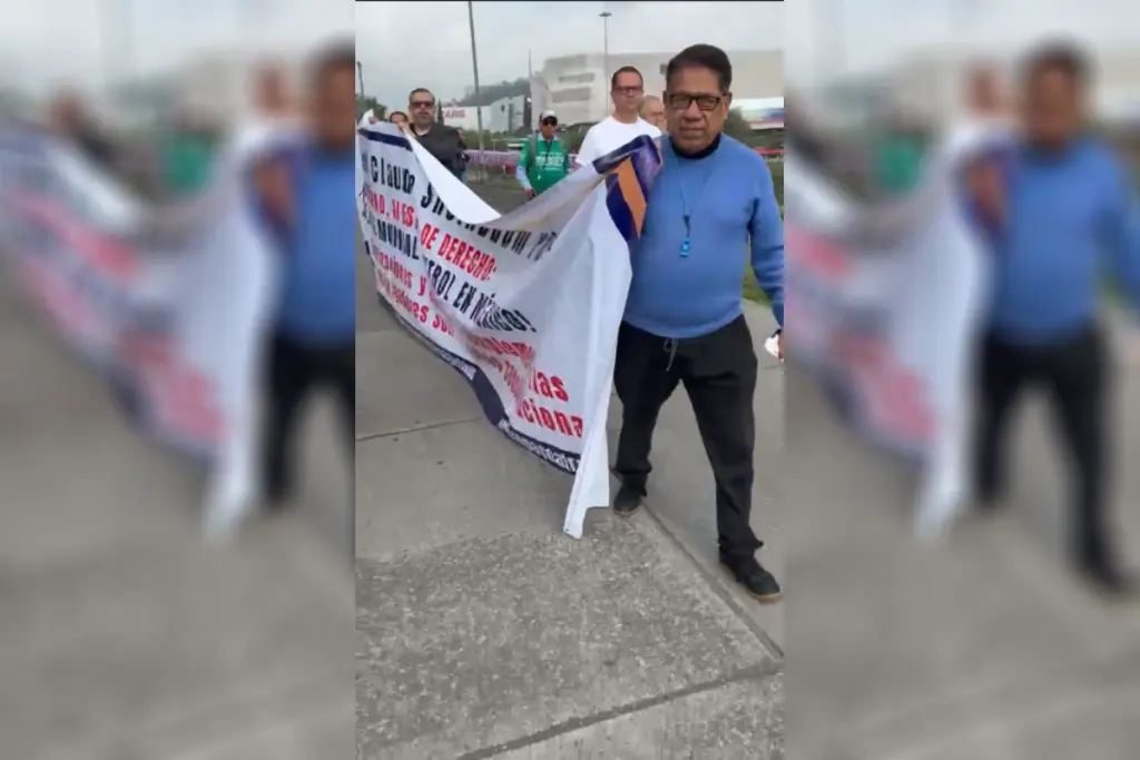 Jueces y magistrados federales cesados tras la reforma judicial comienzan una marcha rumbo al Estadio Ciudad de México en defensa por la independencia judicial y el pago de sus prestaciones.