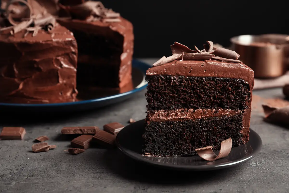 Platos con trozos de deliciosa tarta casera de chocolate en la mesa.