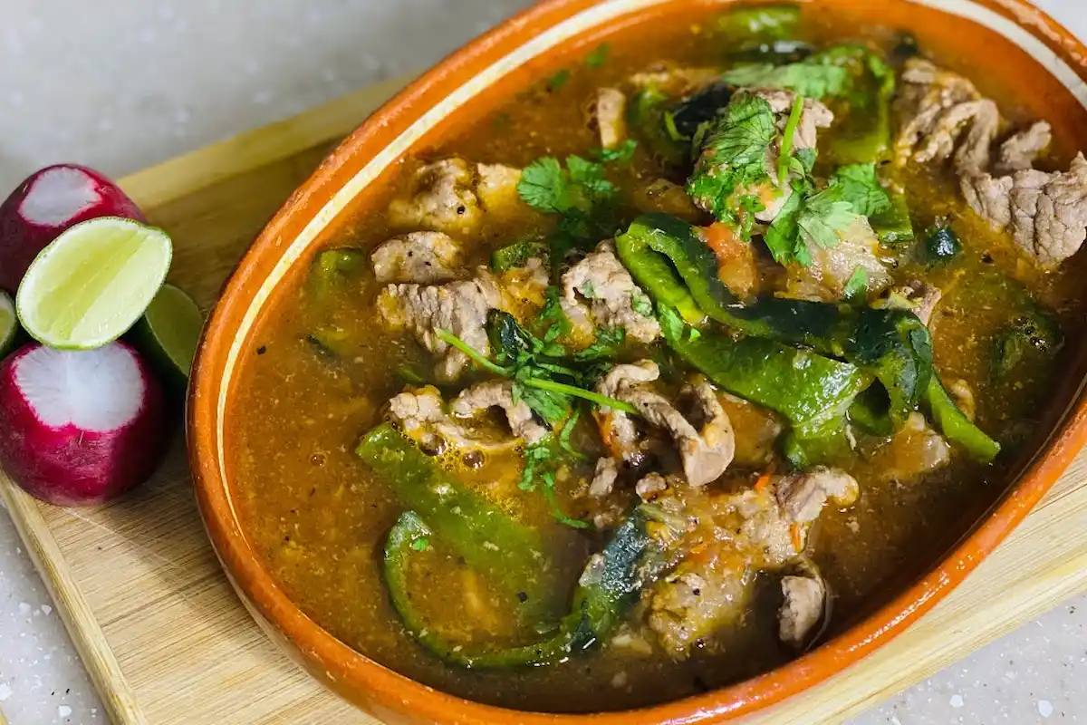 caldillo duranguense hecho con res, rajas y papa