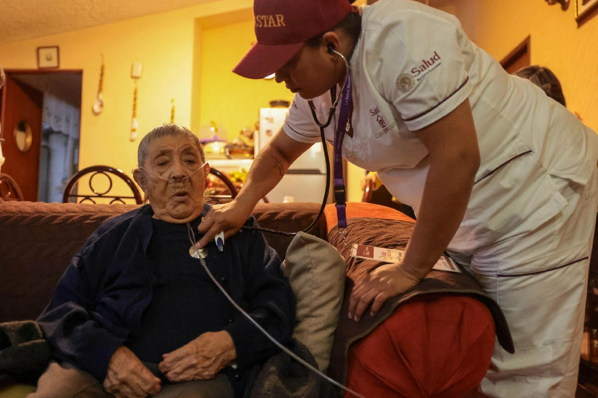 Adultomayo siendo revisado por una enfermera del programa salud casa por casa