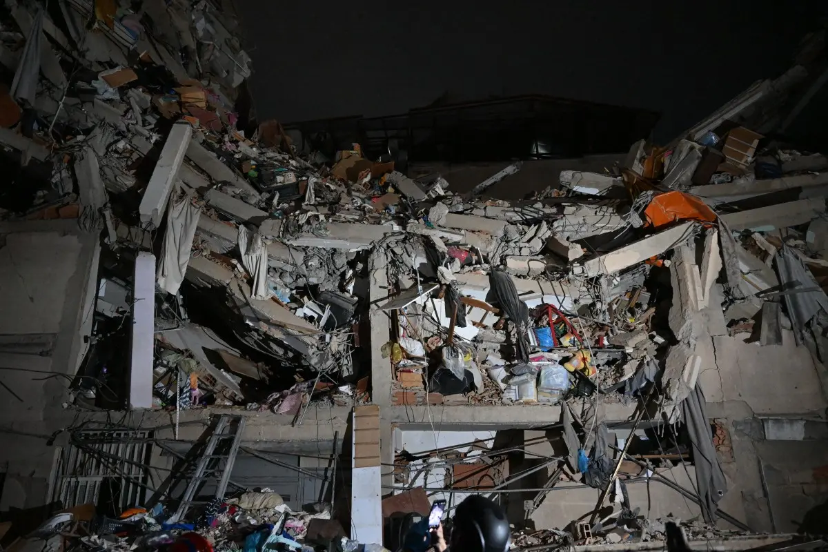 "Se movía muchísimo y sonaba como un rugido": venezolanos buscan a sus familiares entre los escombros de edificios