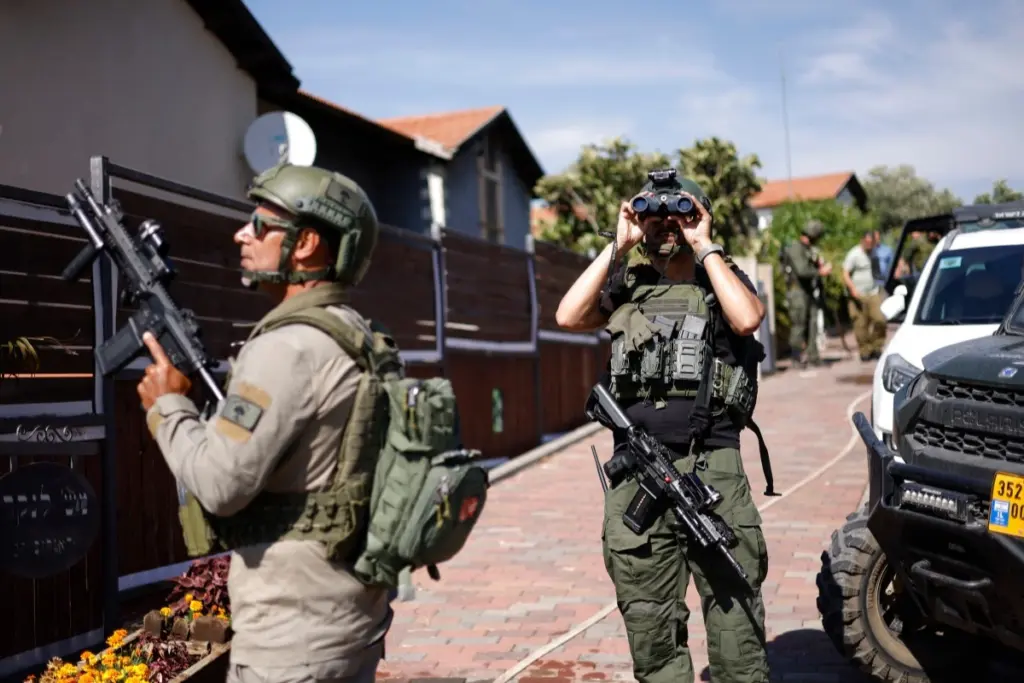 Soldados Israelí avanzando a través de la frontera Israel-Lebanon.