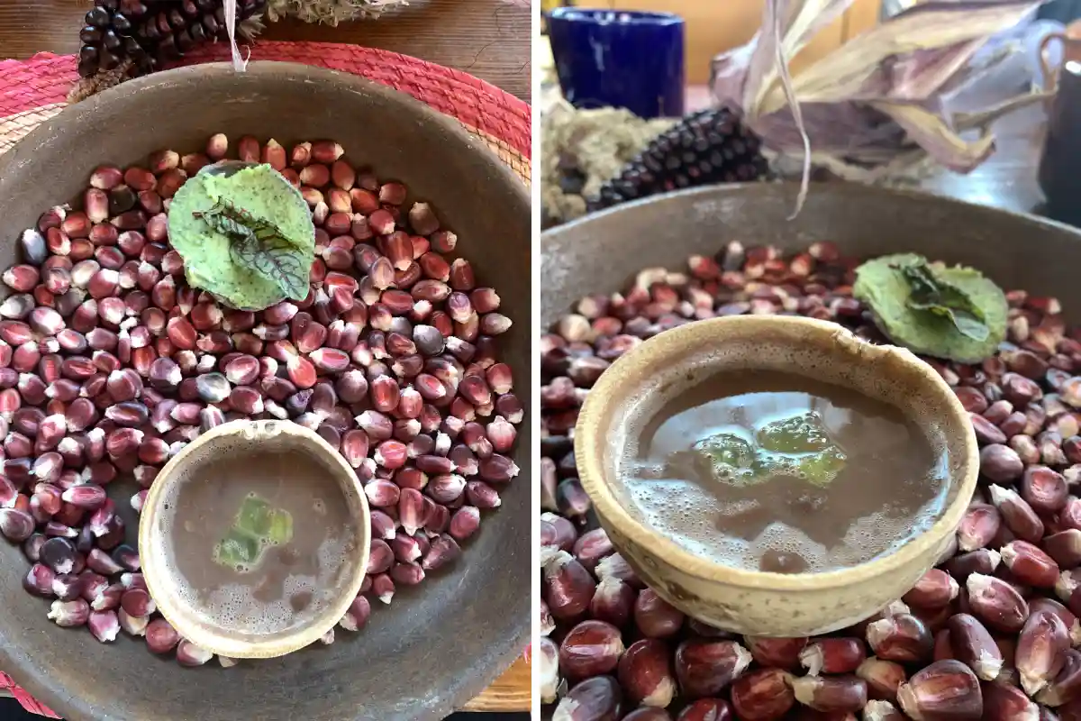 Plato con granos de maiz y una sopa de frijoles