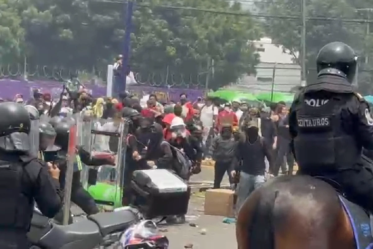 Sujetos con el rostro tapado se enfrentan a policías