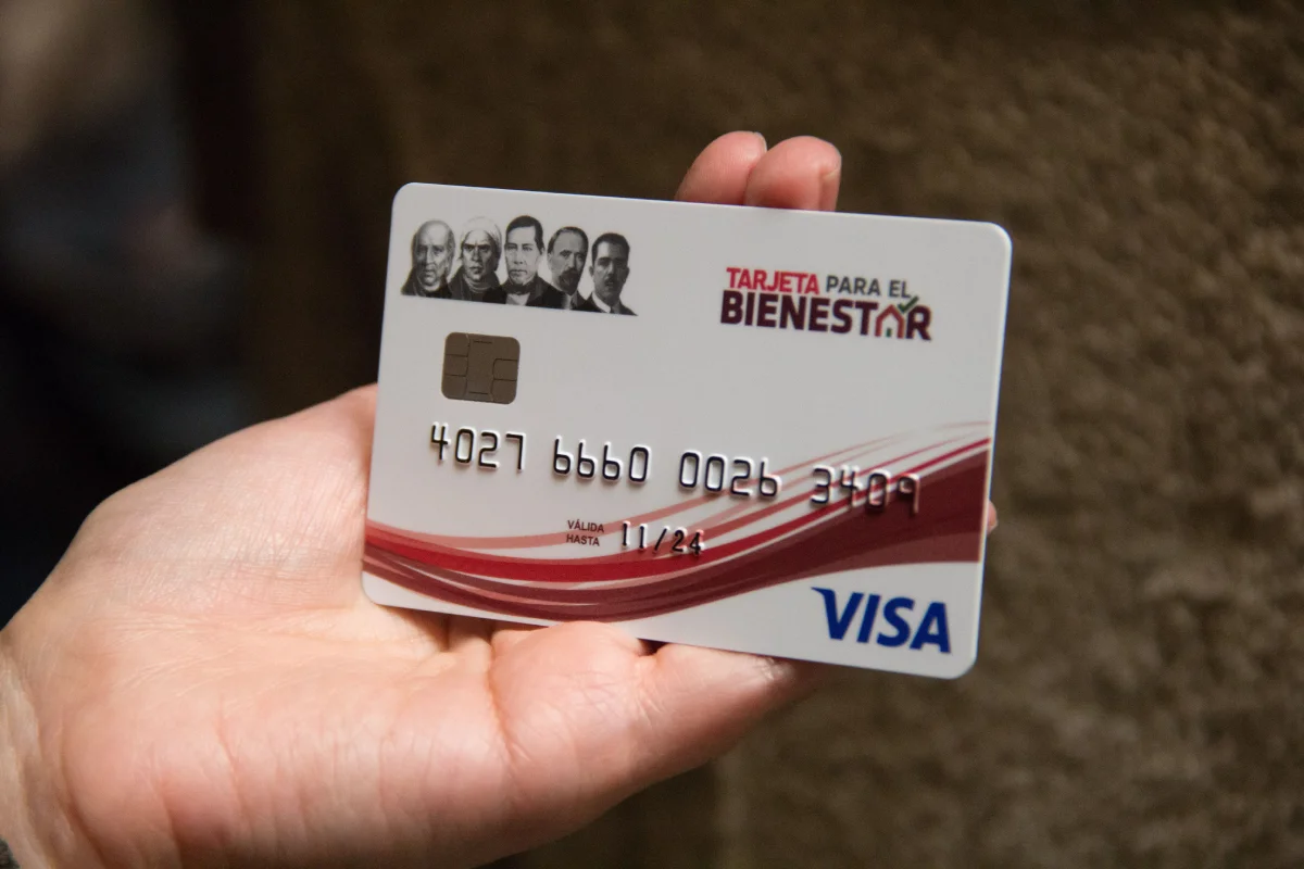 Mano sostiene nueva Tarjeta de Pensión para Adultos Mayores 