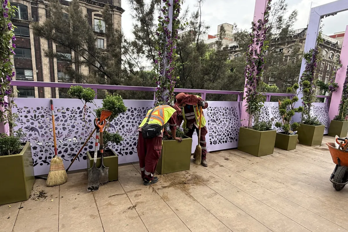 Trabajadores realizan adecuaciones en la calzada elevada.
