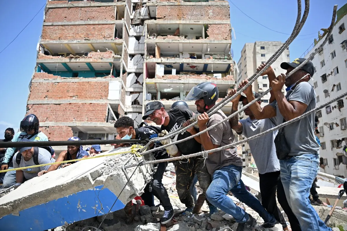 venezolanos apoyan en labores de rescate
