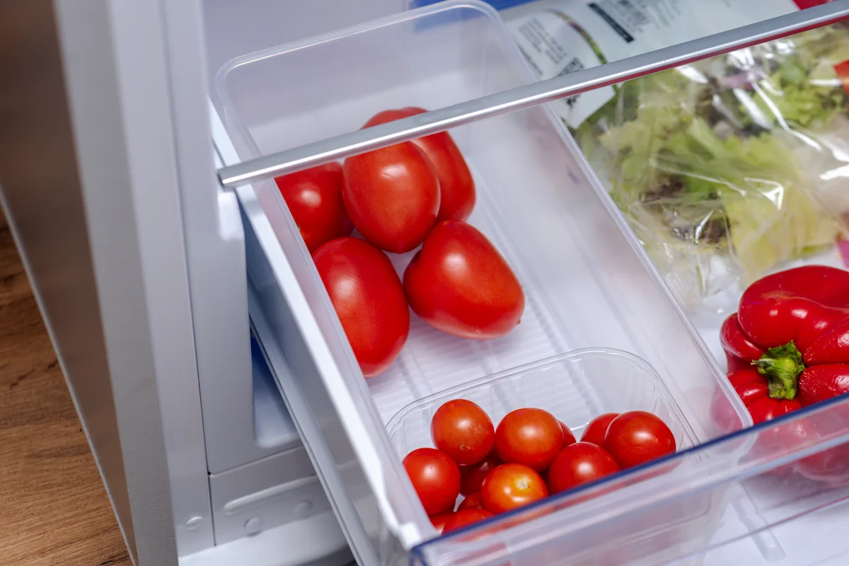 alimentos organizados en el refrigerador