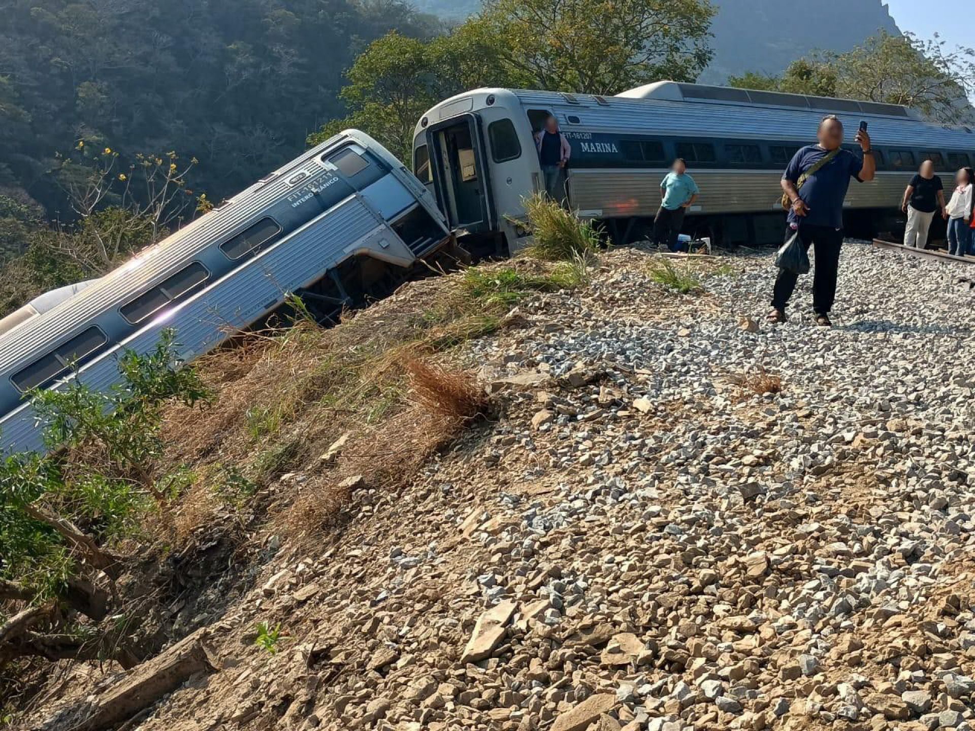Dos partes de una locomotora descarriladas 