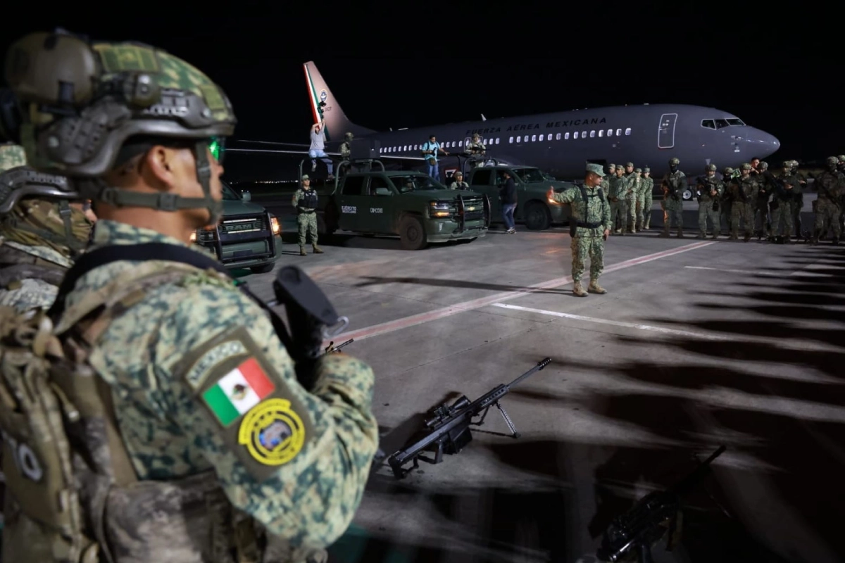 Tras la reciente ola de violencia, 900 elementos de la Sedena arribaron a Mazatlán para sumarse a los operativos de seguridad y vigilancia en el puerto.