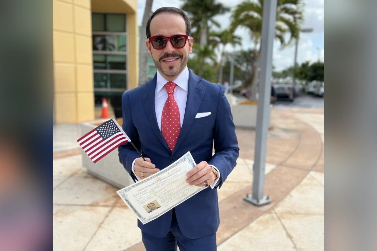 Abelardo de la Espriella sosteniendo en un certificado y una bandera de Estados Unidos 
