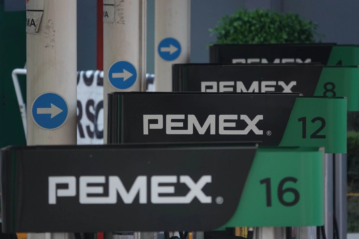 Parte superior de diversas estaciones de pemex enfiladas