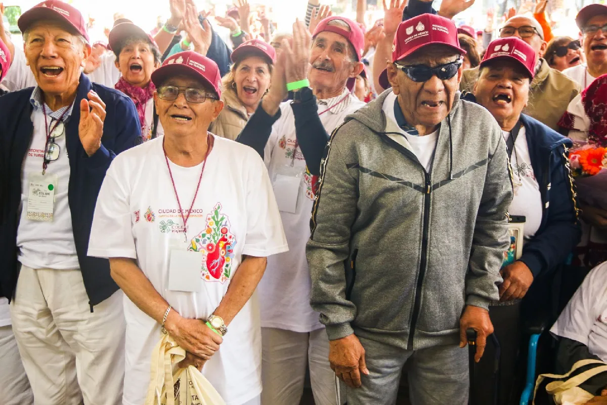Alertan por "falsos funcionarios" que estafan a adultos mayores, checa cómo operan