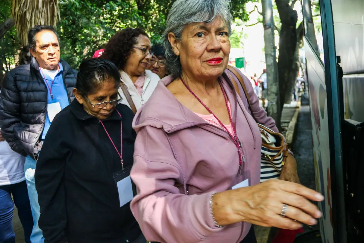 Alertan por "falsos funcionarios" que estafan a adultos mayores, checa cómo operan