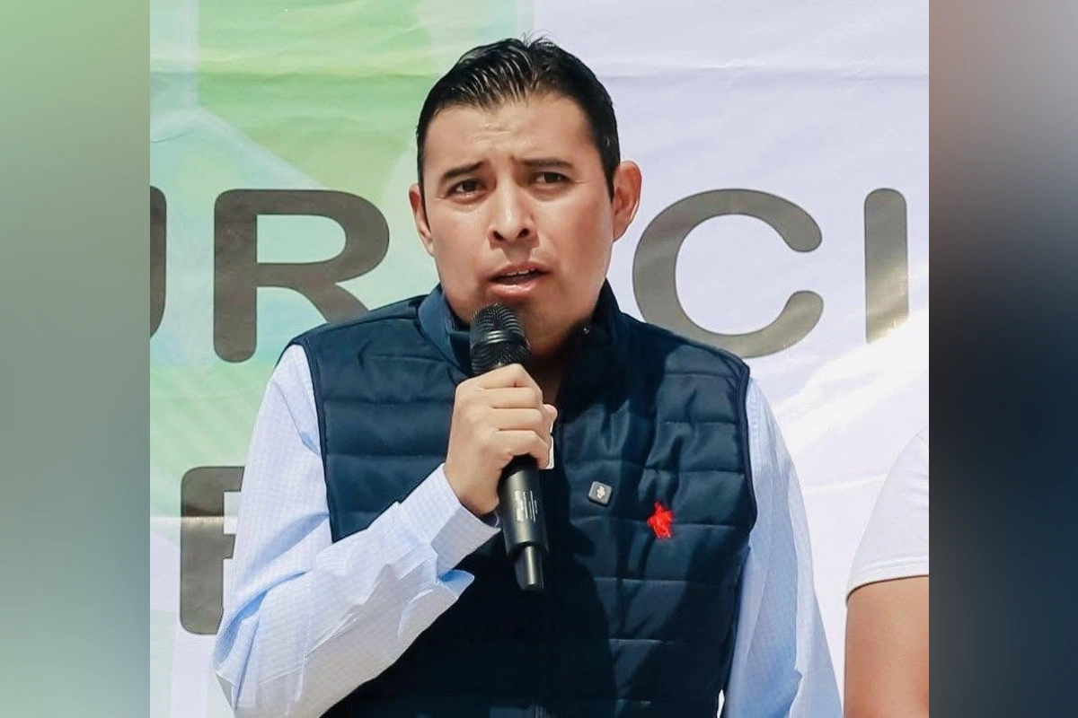 Valentín Lavín Romero sosteniendo un micrófono y usando un chaleco 