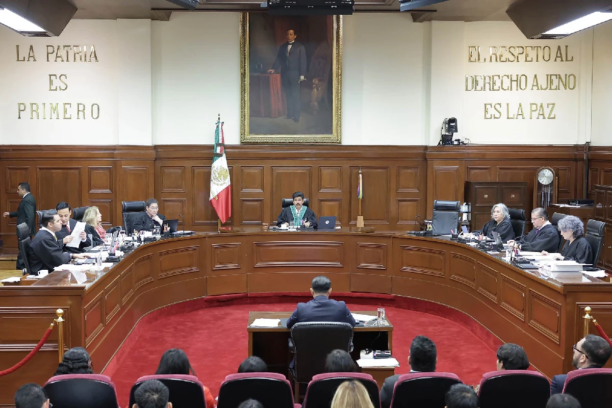 Sesión del pleno de la Suprema Corte de Justicia de la Nación con los ministros sentados en el estrado semicircular de madera y la inscripción "El respeto al derecho ajeno es la paz" en la pared.