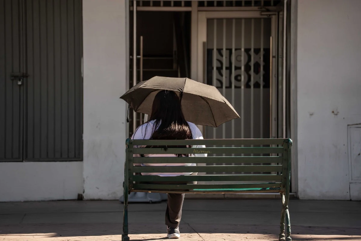 Una persona se cubre del sol ante las altas temperaturas en México