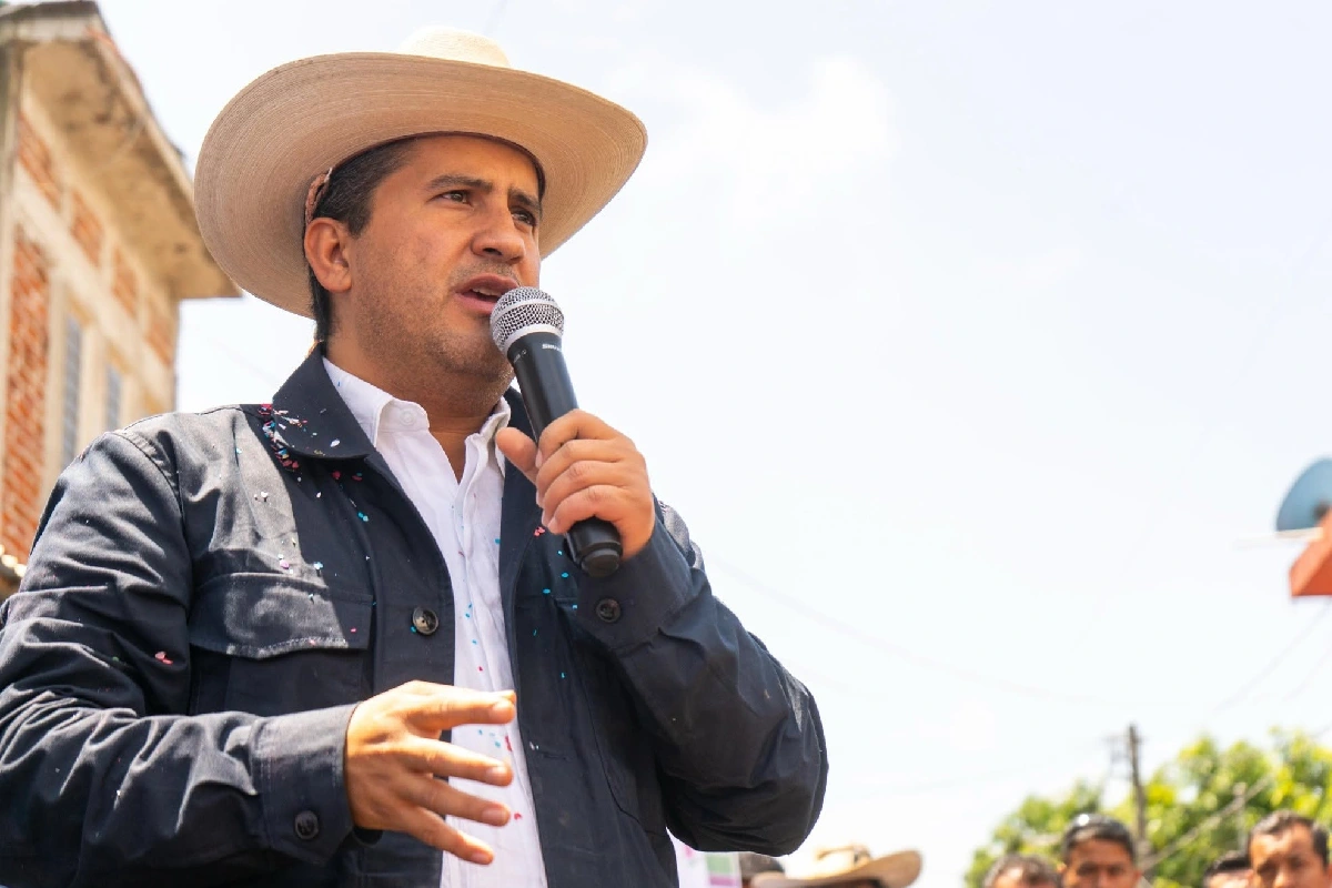 Carlos Manzo hablando a un micrófono 
