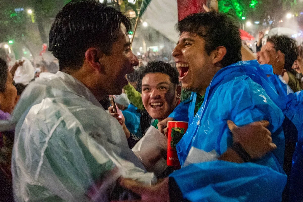 Dos aficionados se abrazan durante las celebraciones del Mundial 2026.