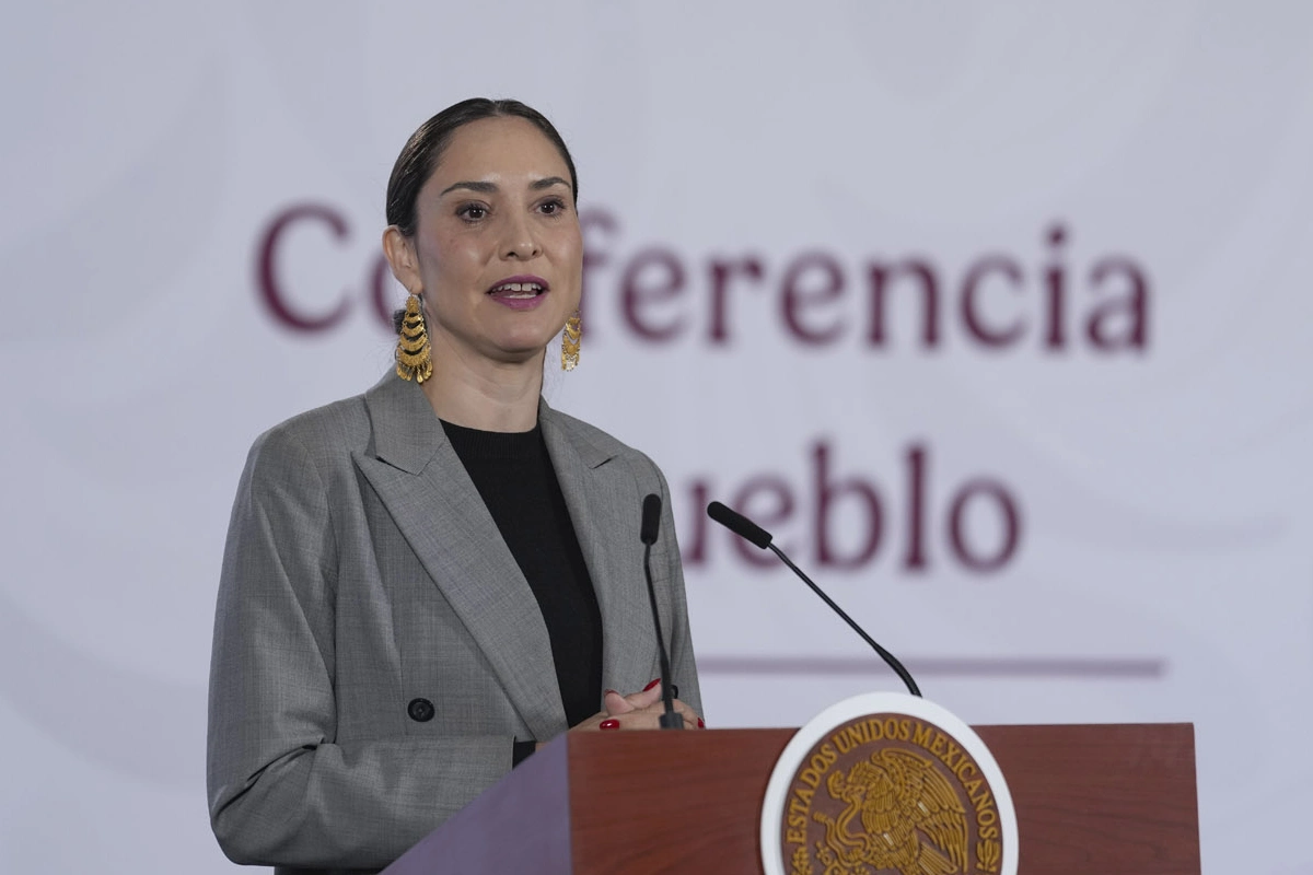 Cladua Curiel con el pelo recogido saco gris y blusa negra 