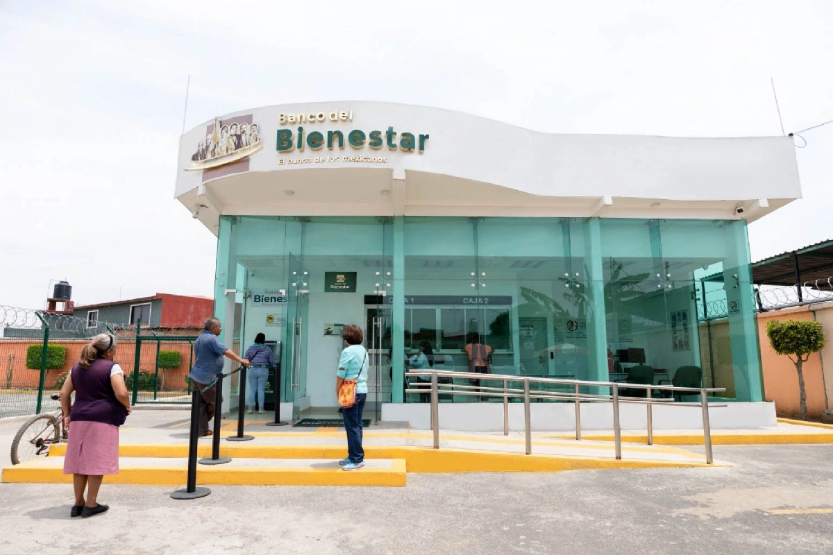 Personas formadas en un banco del Bienestar