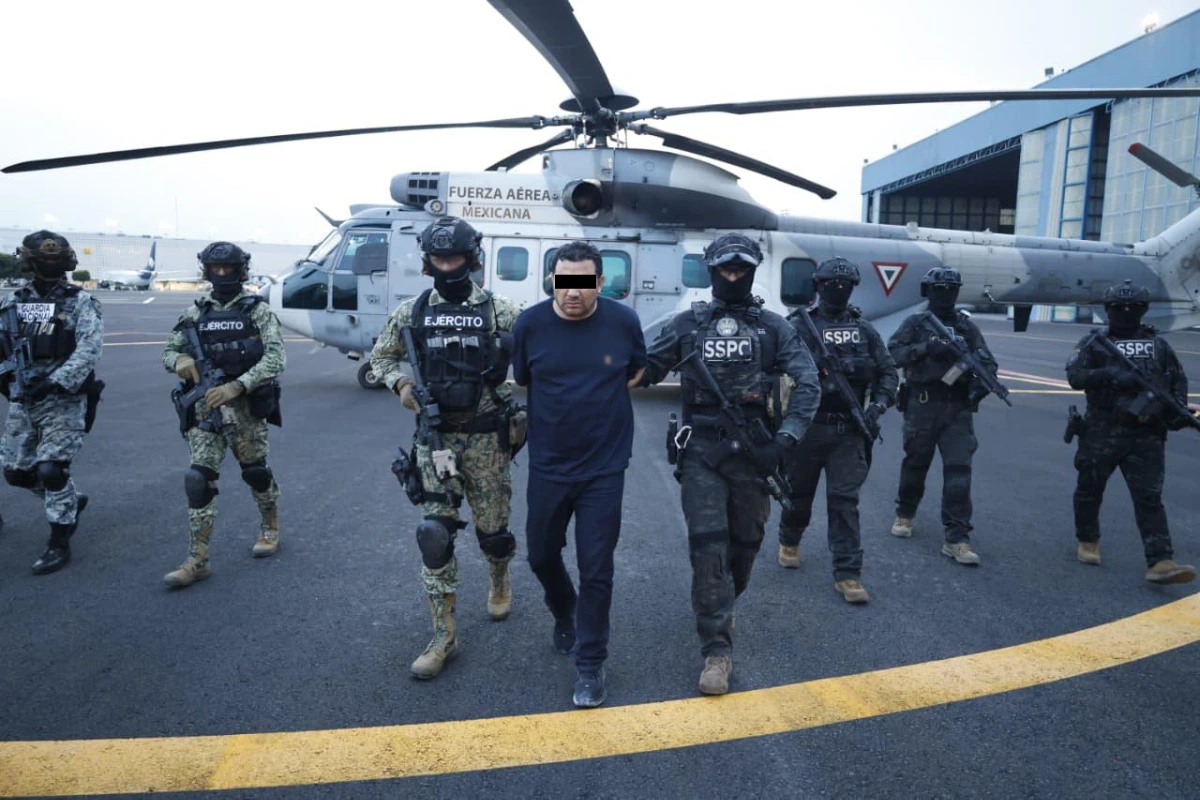Operativo de custodia e ingreso de un detenido a cargo de fuerzas de seguridad federales tras su traslado en un helicóptero militar.