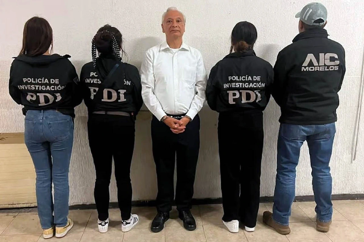 Víctor Rodríguez Padilla rodeado de elementos de la policía de investigación