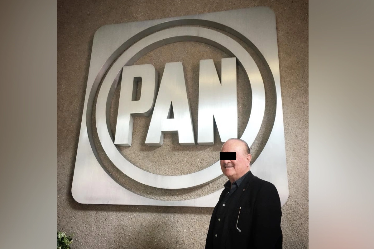 Ernesto Ruffo con el logo del pan en gigante detrás de él