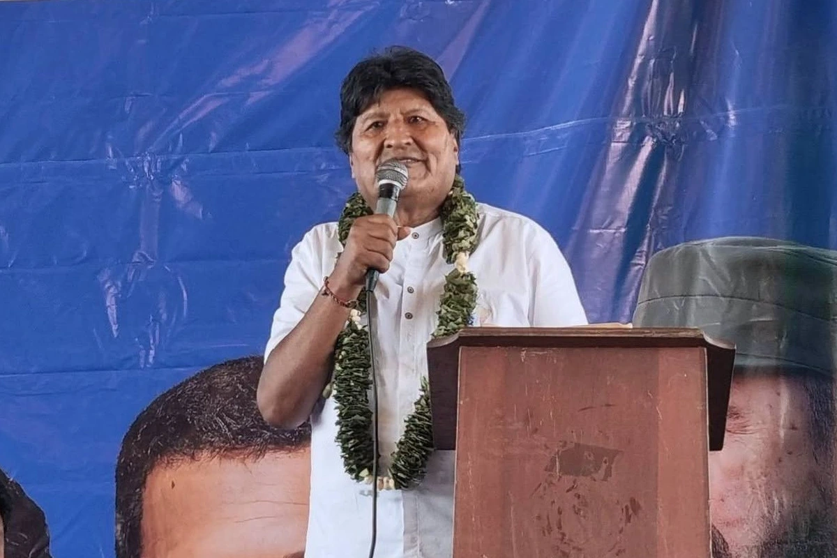 Evo Morales sosteniendo un micrófono 