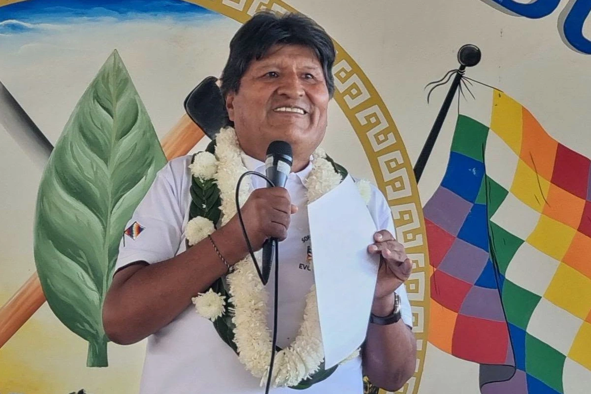 Evo Morales sonriendo hablando en público 