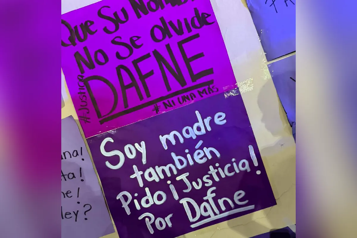 Pancarta para exigir justicia por Dafne Zapata tras su muerte en una academia militarizada en Tamaulipas